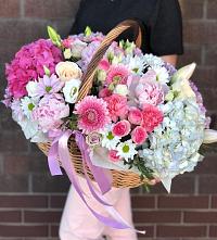 Композиция солнечный день в Белосельском Цветочная композиция из Розы, Хризантемы, Пионы и Лизиантусы в корзине в Белосельском