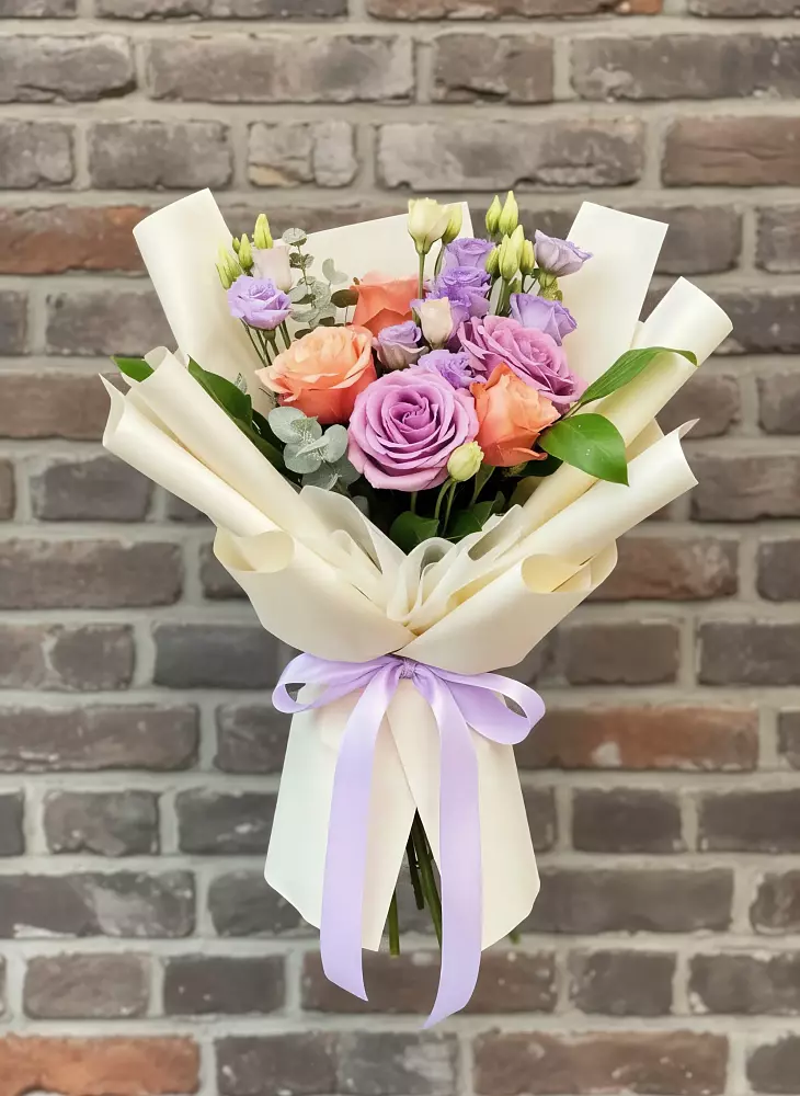 Букет цветов из: Лизиантусы и Розы в Белосельском