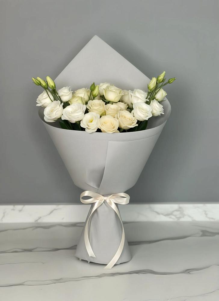 Букет цветов из: Розы и Лизиантусы в Белосельском