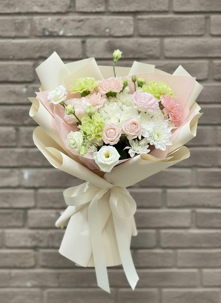 Букет цветов из: Гвоздики, Розы, Лизиантусы и Хризантемы в Белосельском