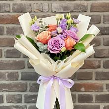 Букет цветов из:  Лизиантусы и Розы в Белосельском