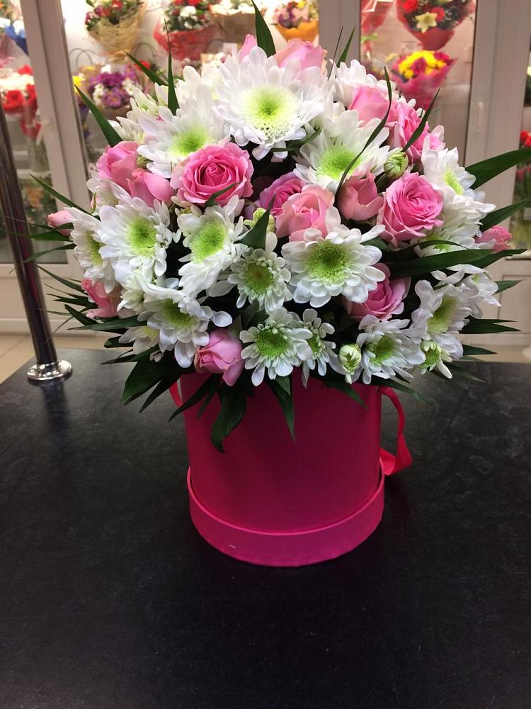 Цветочная композиция из Розы и Хризантемы в шляпной коробке в Белосельском