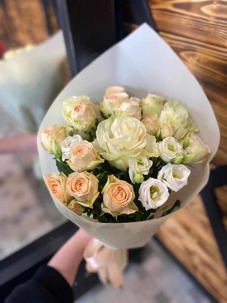 Букет цветов из: Розы и Лизиантусы в Белосельском